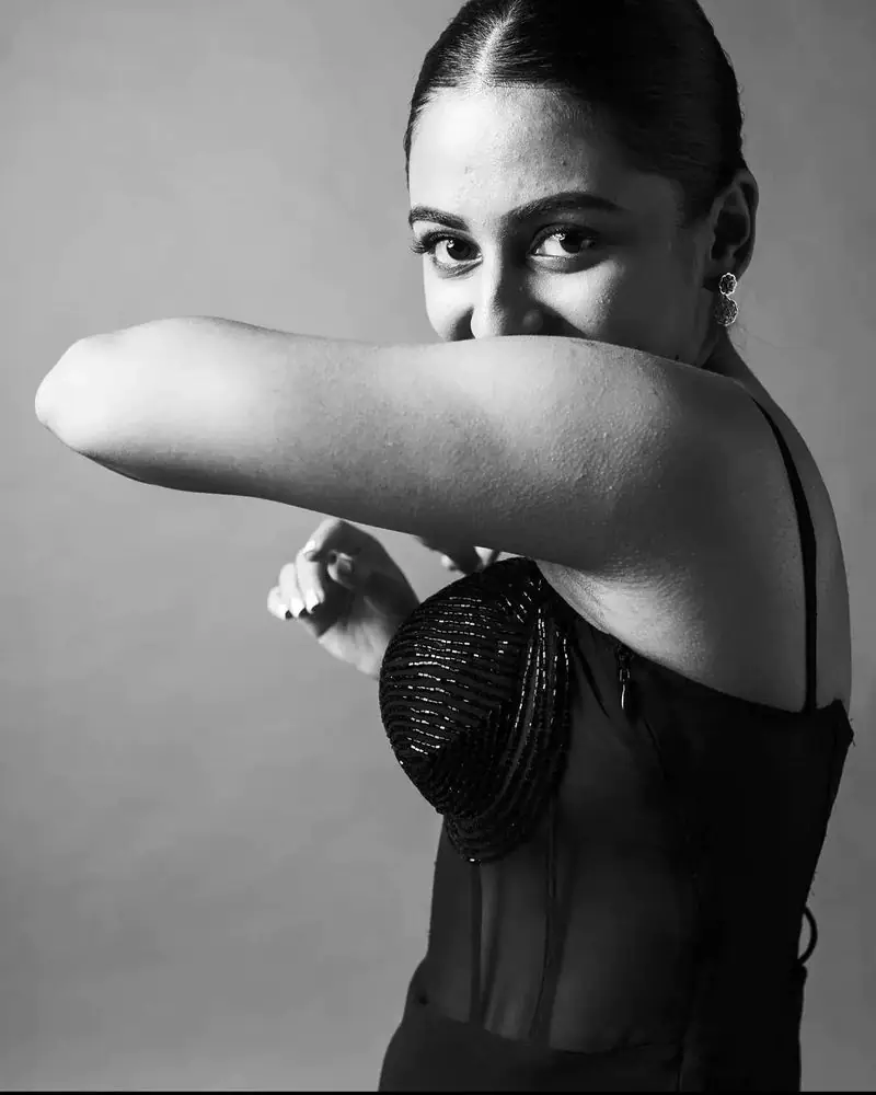 Esther anil hot black and white photos viral on net shocking fans