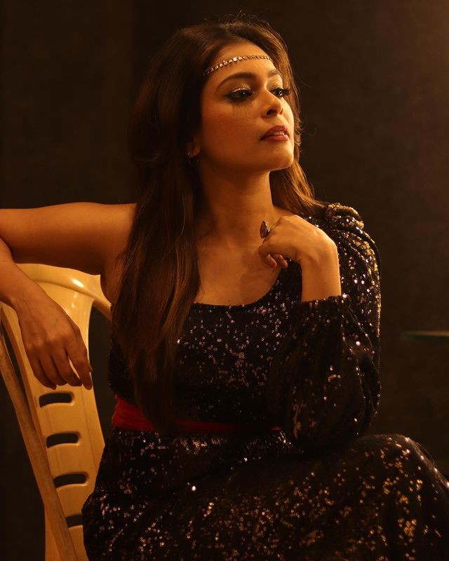 Keerthi vijay photos in shining black dress impressing fans