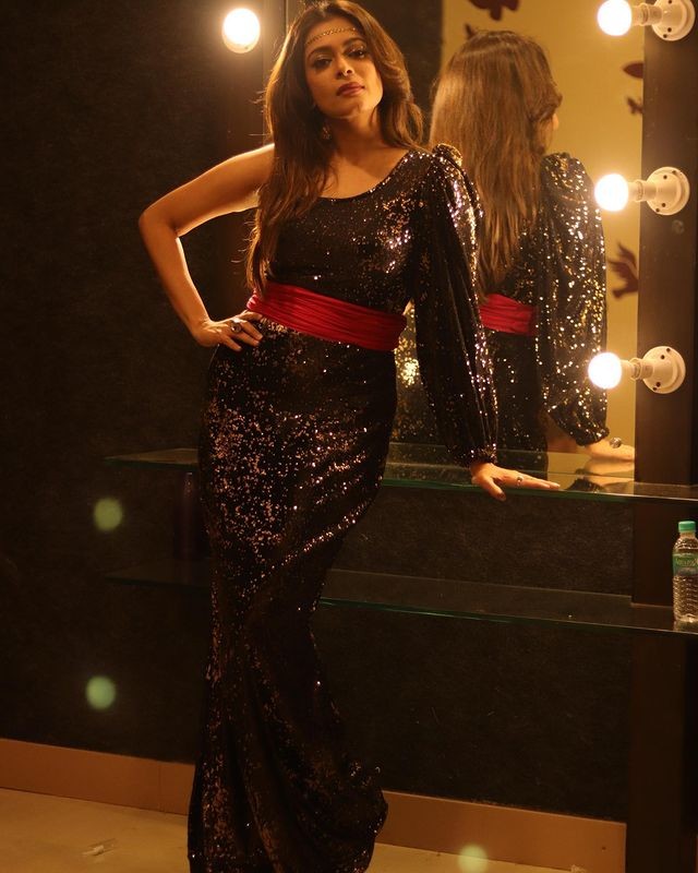 Keerthi vijay photos in shining black dress impressing fans