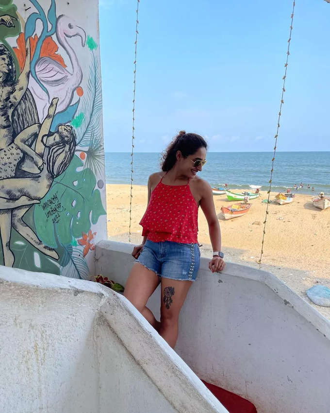 Pooja ramachandran glamour pics in tight shorts and red tops