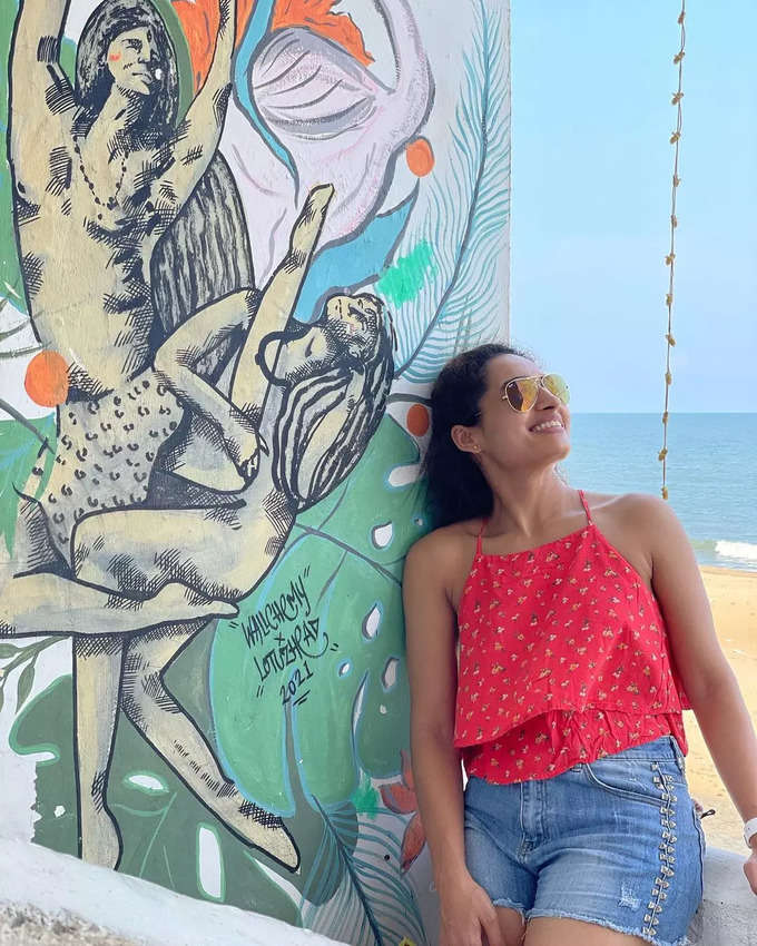 Pooja ramachandran glamour pics in tight shorts and red tops