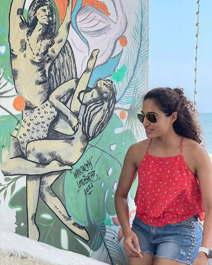 Pooja ramachandran glamour pics in tight shorts and red tops