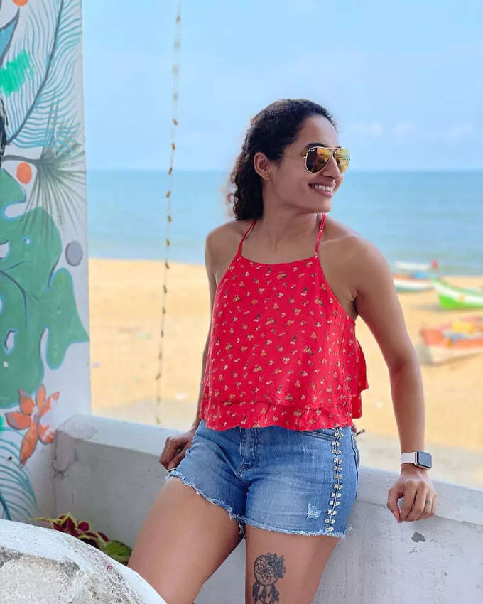 Pooja ramachandran glamour pics in tight shorts and red tops