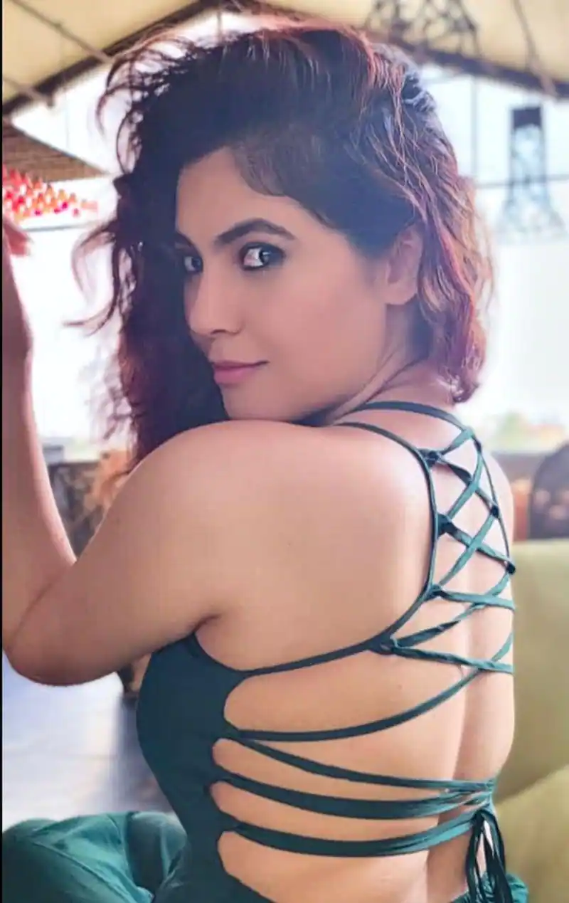 Sherin shringar hot photos showing back pose