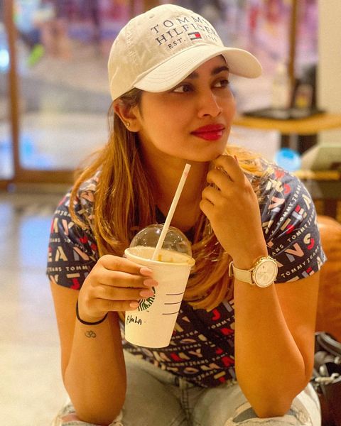 Shivani narayanan hot posing in short crop top and jeans mass pics