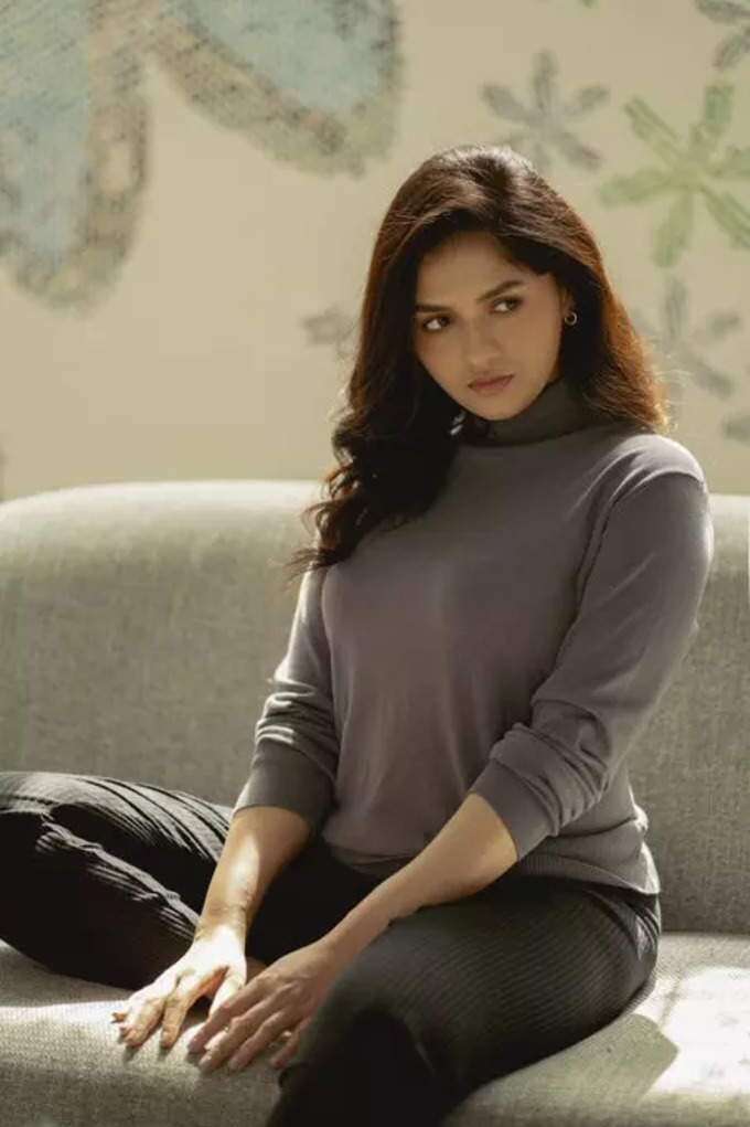 Sunaina latest hot photos getting viral on internet