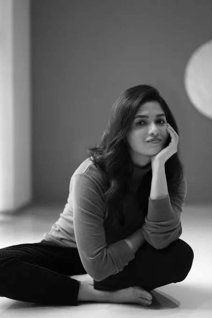 Sunaina latest hot photos getting viral on internet