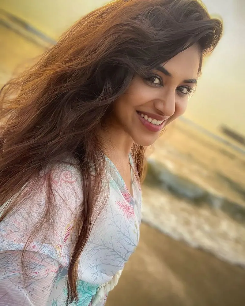 Indhuja ravichandran cute photos posted on insta gallery goes viral