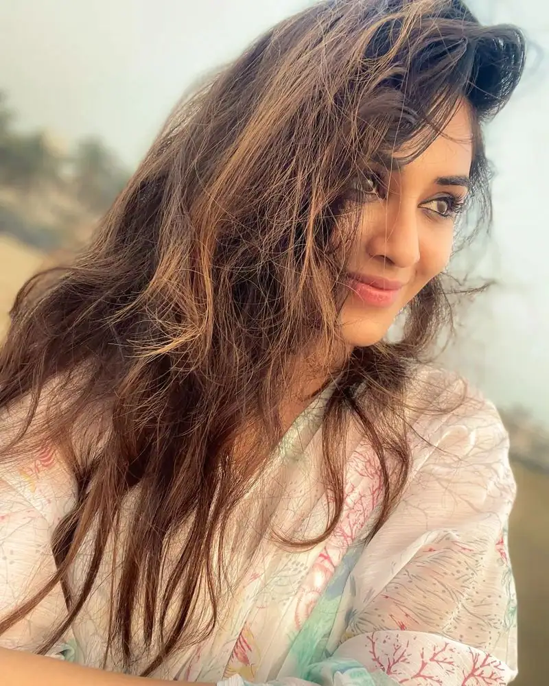 Indhuja ravichandran cute photos posted on insta gallery goes viral