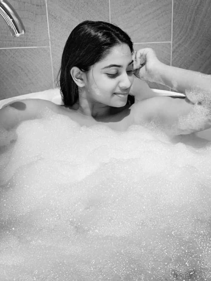 Shivani narayanan hot pose in bathtub in soap bubbles getting viral