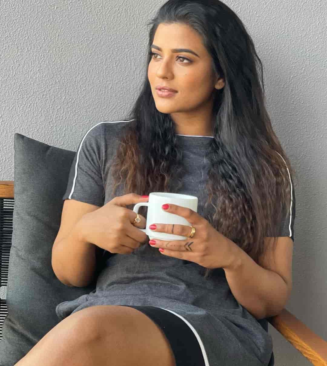 Aiswarya rajesh fresh morning photos with coffee
