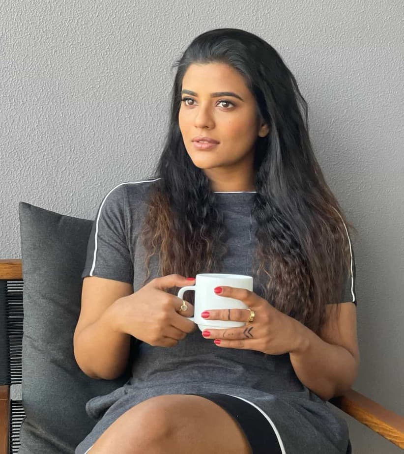 Aiswarya rajesh fresh morning photos with coffee