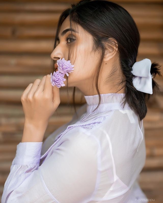 Losliya glamour photos trending on social media