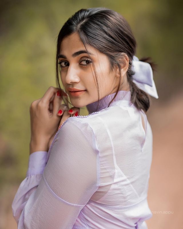 Losliya glamour photos trending on social media