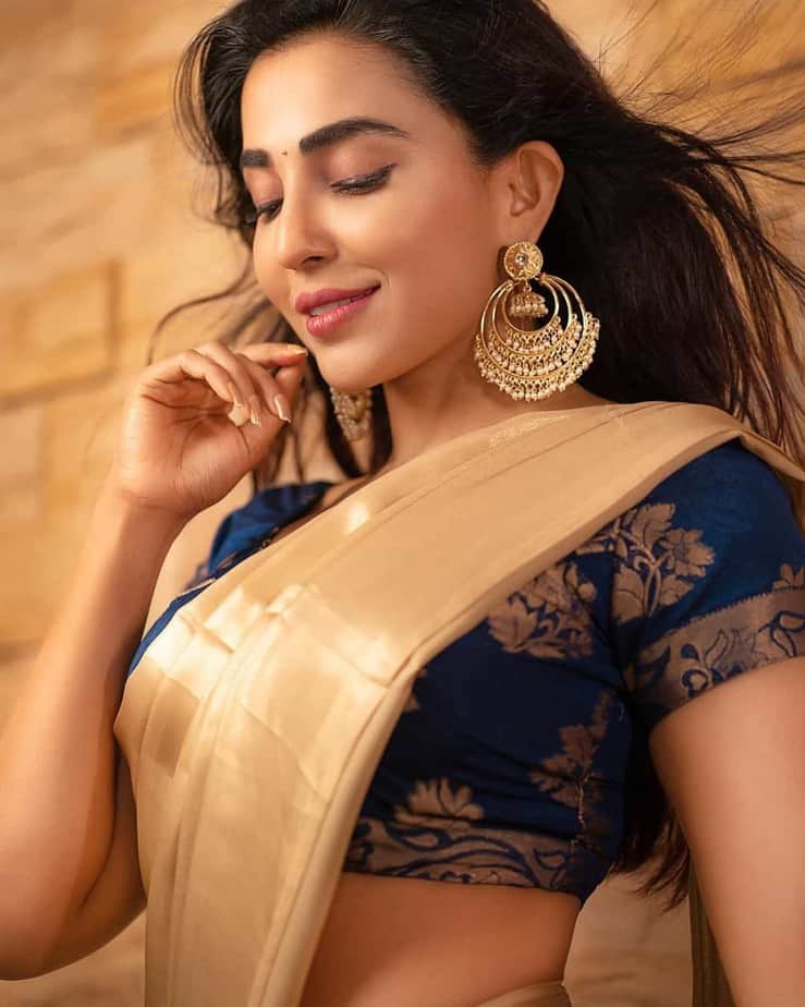 Parvati nair traditional saree photoshoot stills