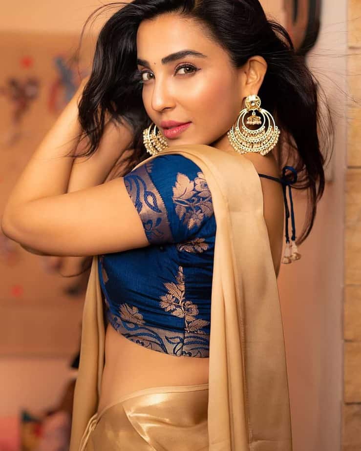 Parvati nair traditional saree photoshoot stills