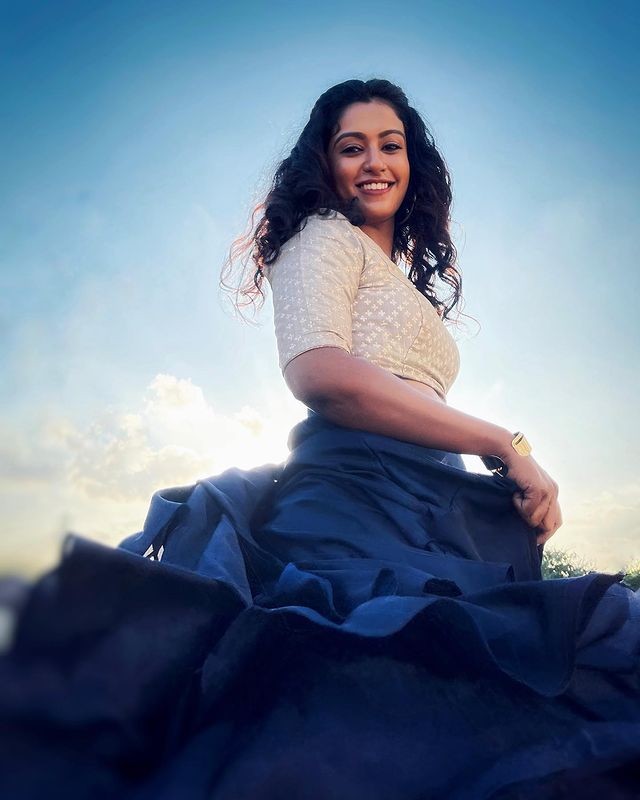 Roshini haripriyan photoshoot clicks trending