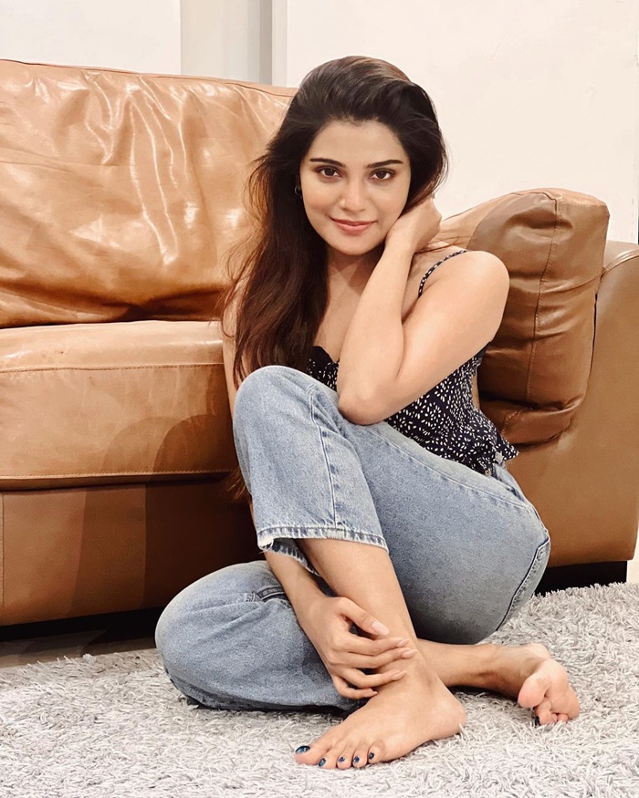 Athmika hot photos in simple jean and top