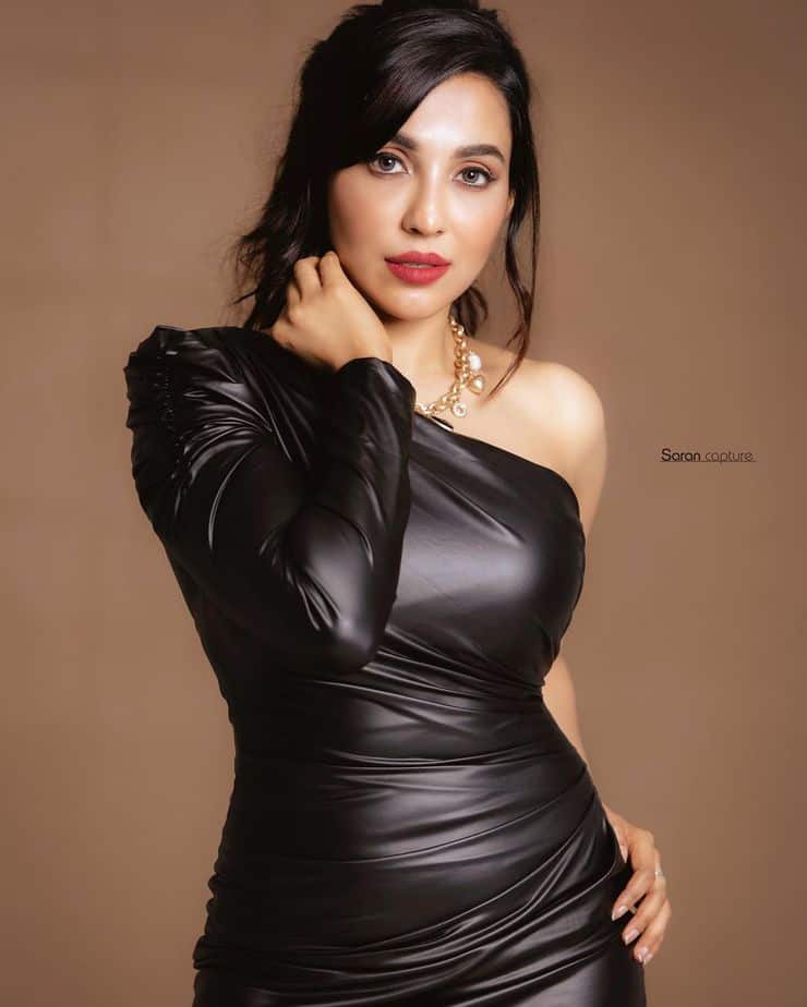 Parvati nair in tight black dress shining pics goes viral