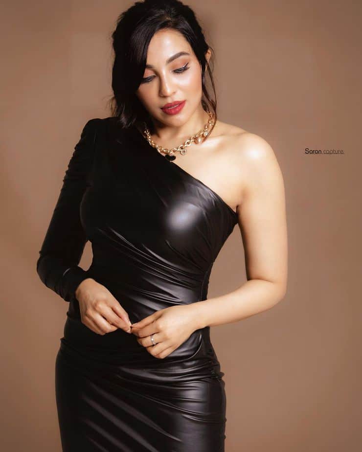 Parvati nair in tight black dress shining pics goes viral