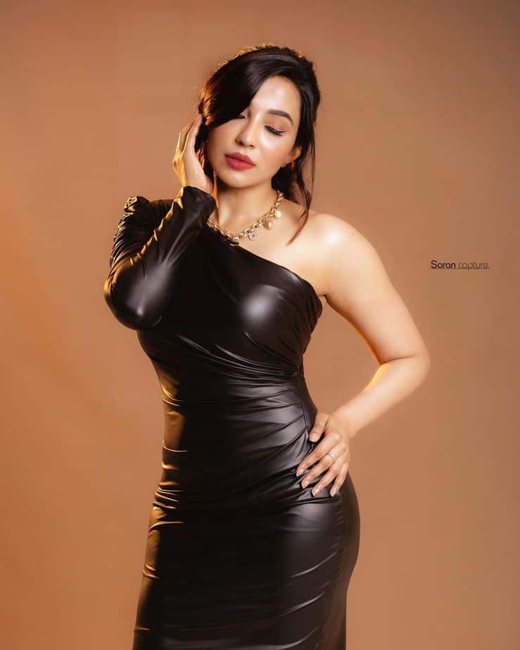 Parvati nair in tight black dress shining pics goes viral