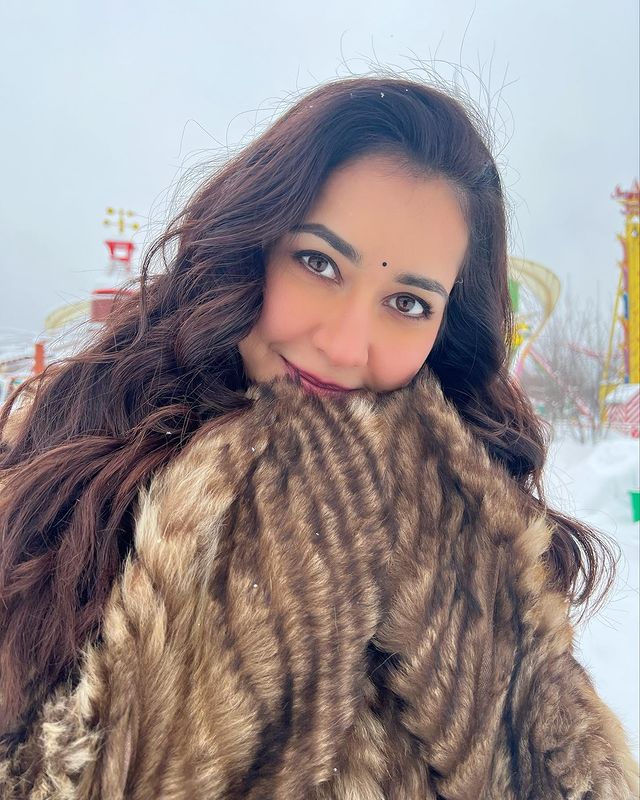 Rashi khanna cute pose in zero degree icing chill background