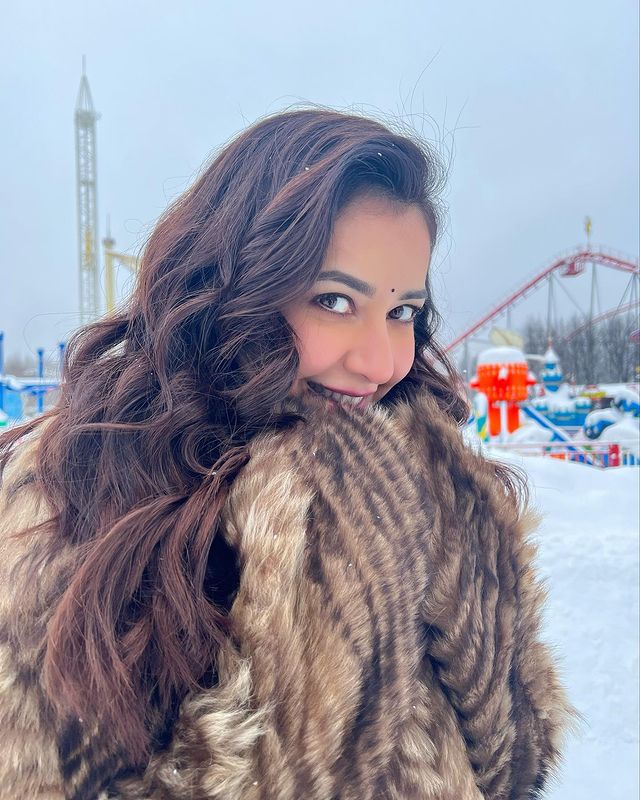 Rashi khanna cute pose in zero degree icing chill background