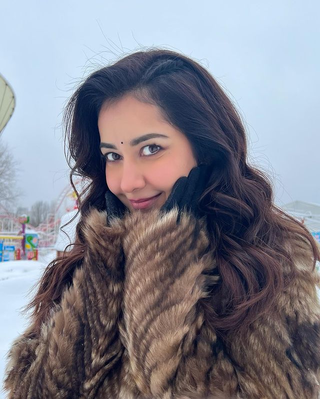 Rashi khanna cute pose in zero degree icing chill background