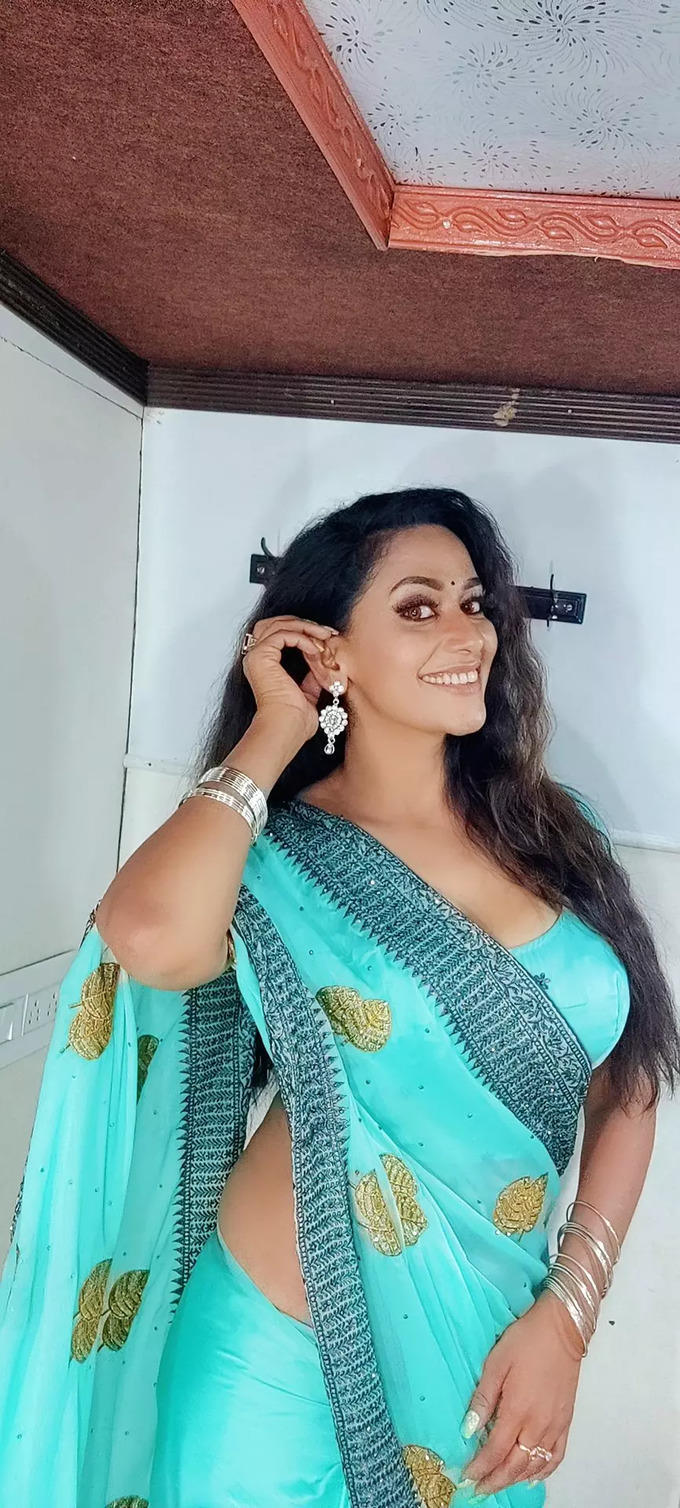 Sanjana singh hot photos showing glamour in saree