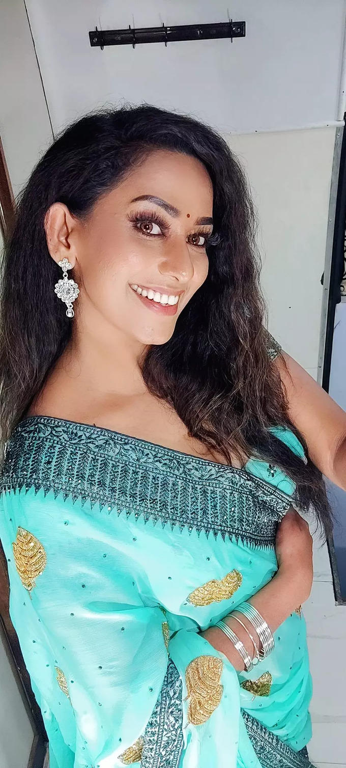 Sanjana singh hot photos showing glamour in saree