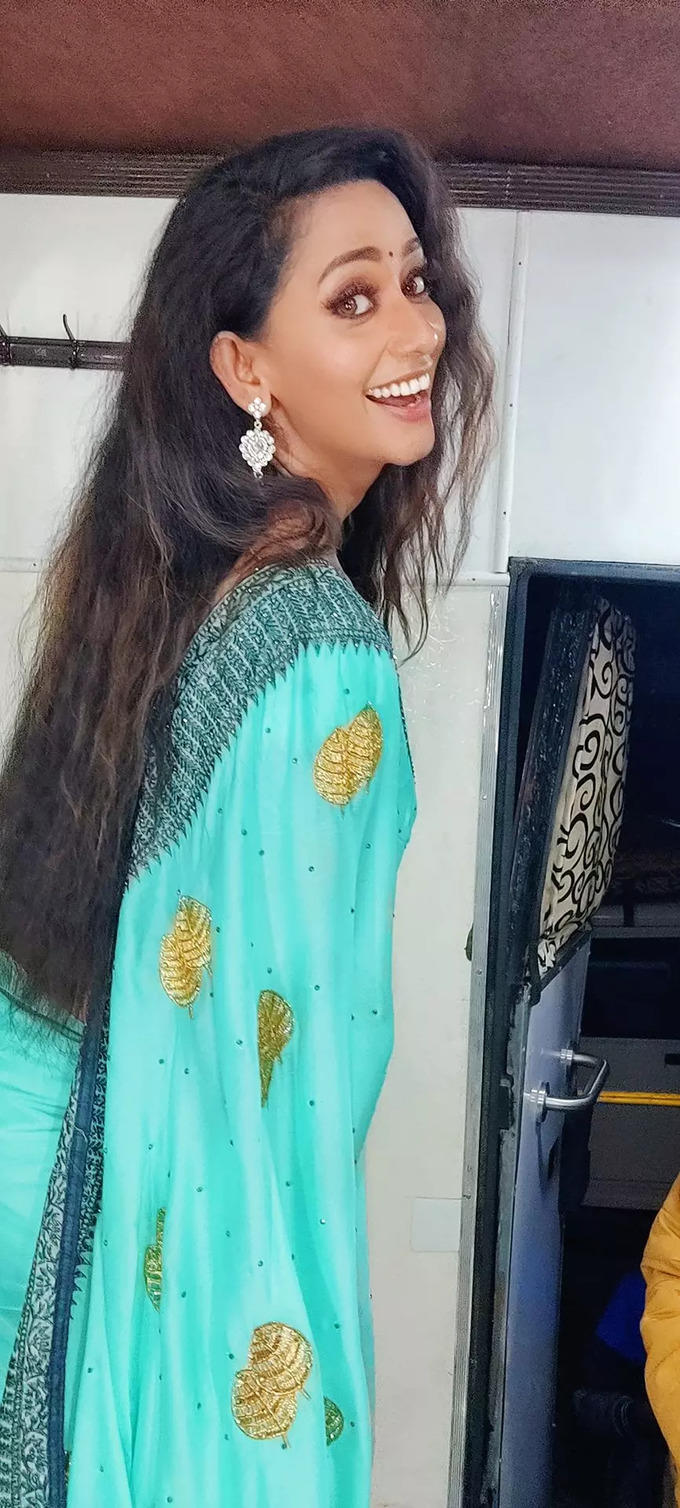 Sanjana singh hot photos showing glamour in saree