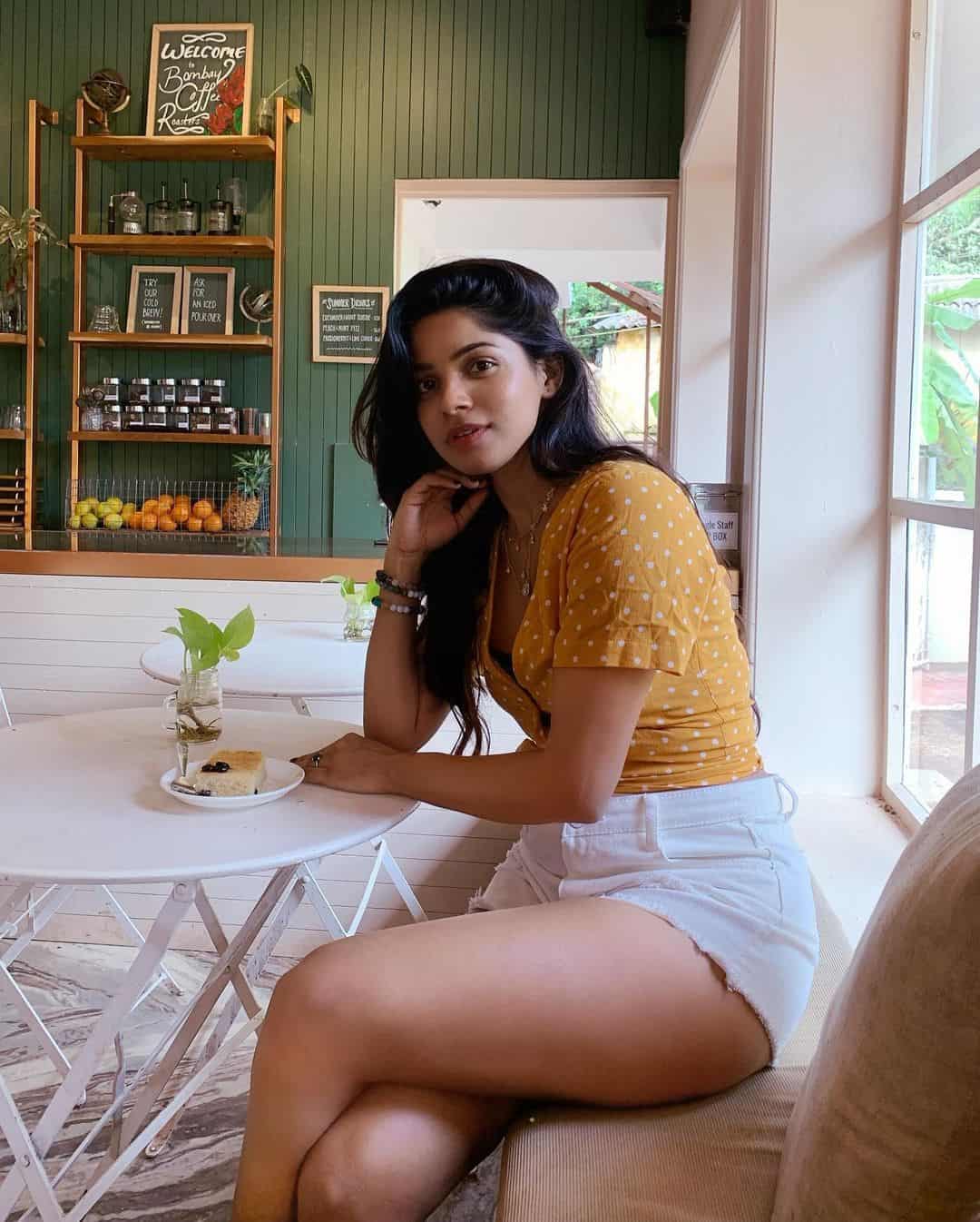 Divyabharathi hot photos thigh show cake eating pics