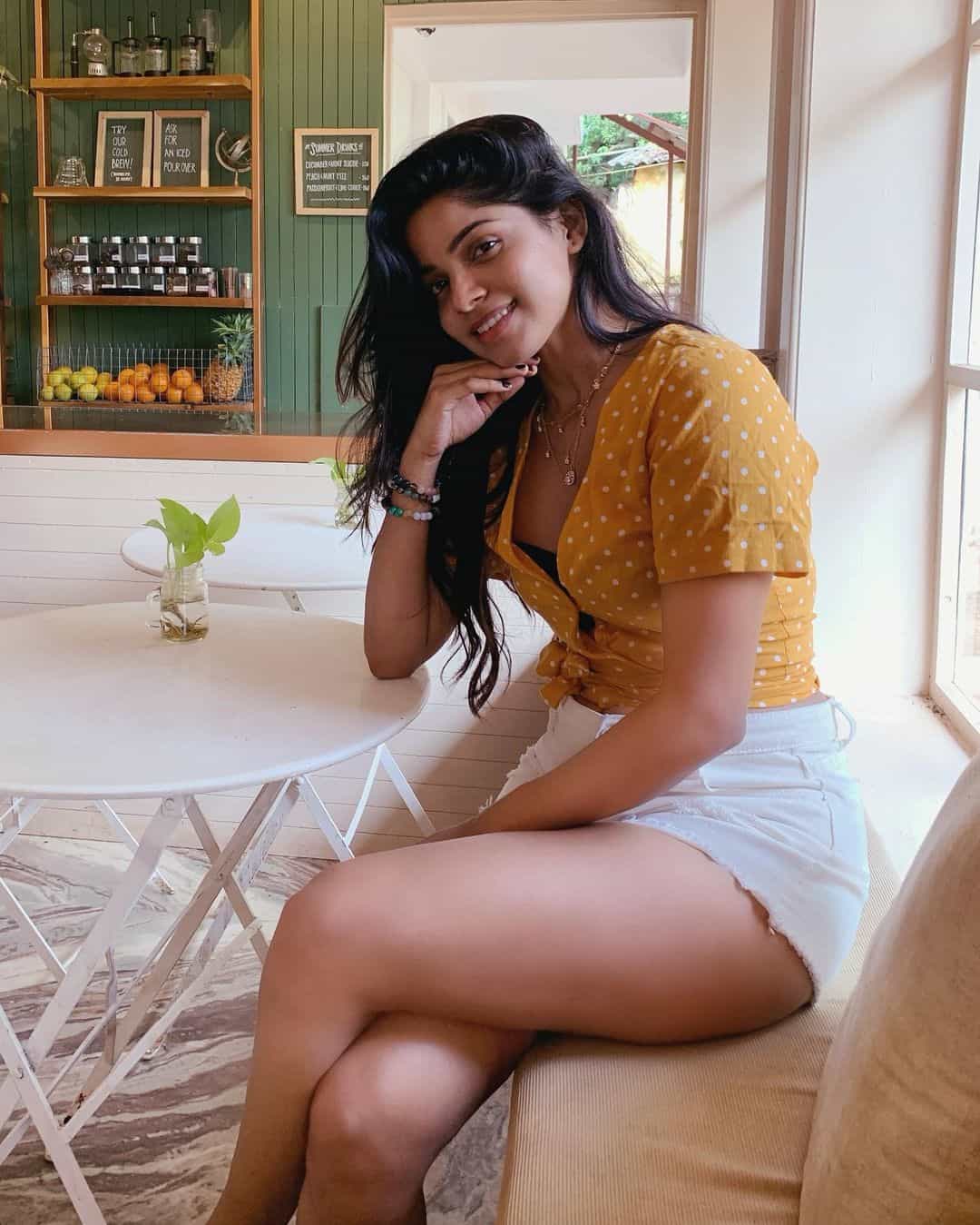 Divyabharathi hot photos thigh show cake eating pics