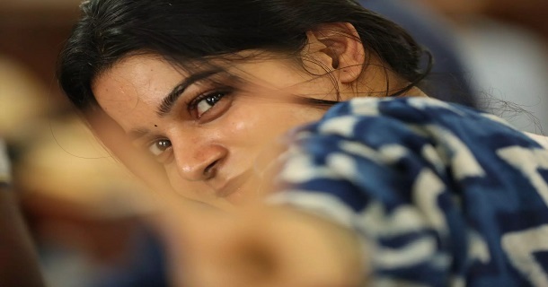 Divyabharathi hot photos thigh show cake eating pics