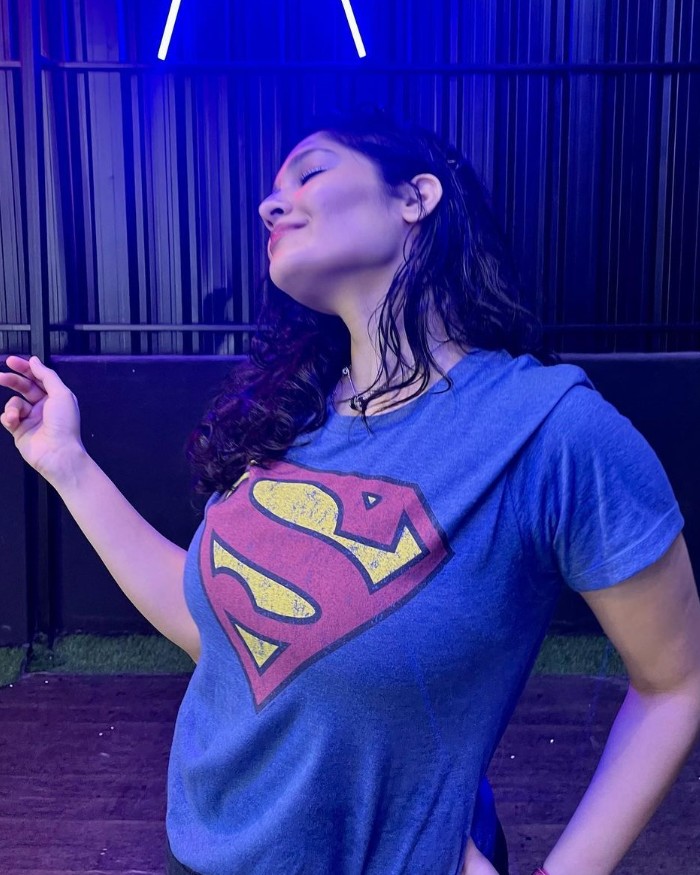 Rithika singh hot pose viral on net trending on social media