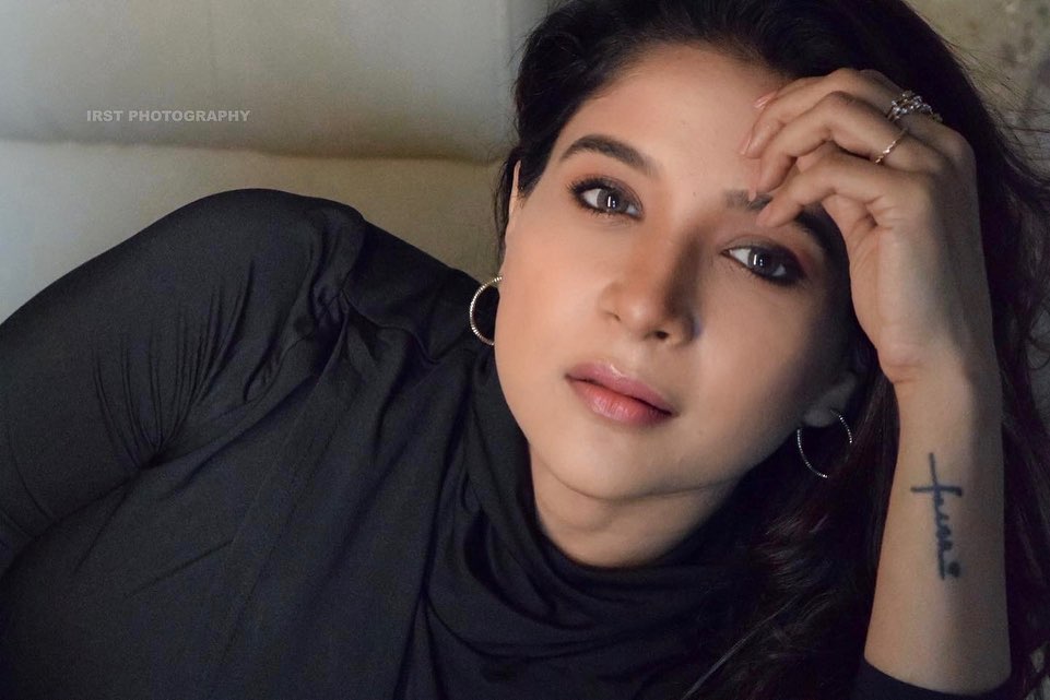 Sakshi agarwal hot photos in black glamour dress photoshoot viral