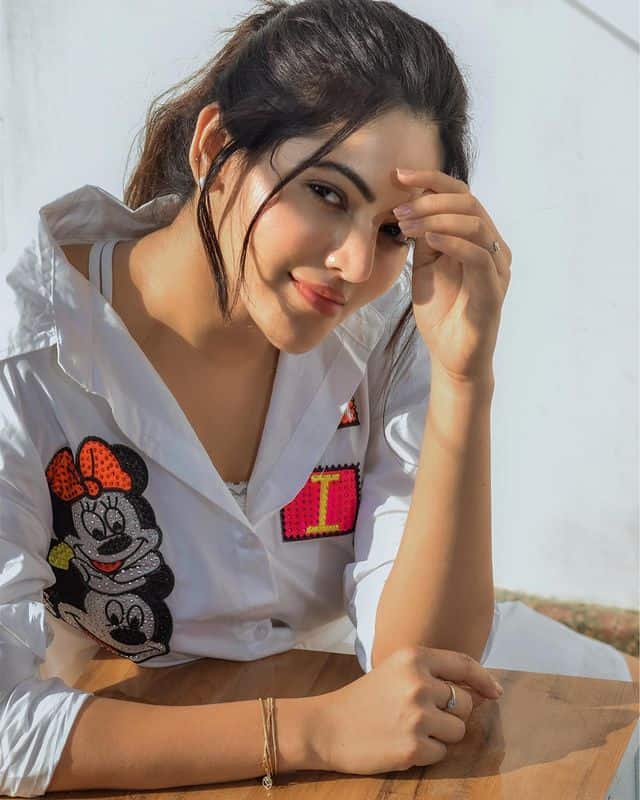 Athulya ravi hot photos latest stills viral on net