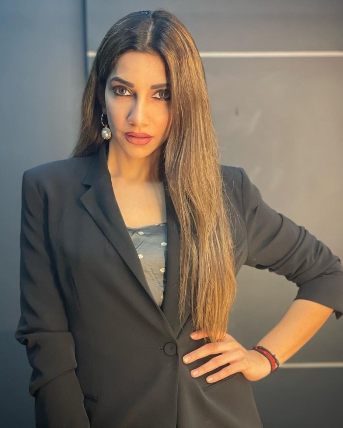 Bhavana balakrishnan posing in coat viral pics