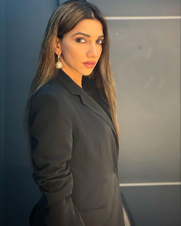 Bhavana balakrishnan posing in coat viral pics