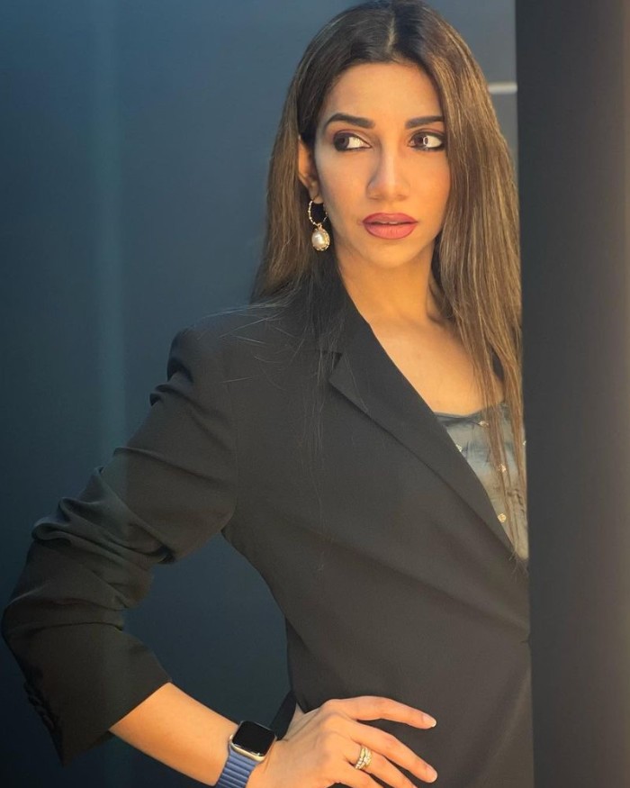 Bhavana balakrishnan posing in coat viral pics