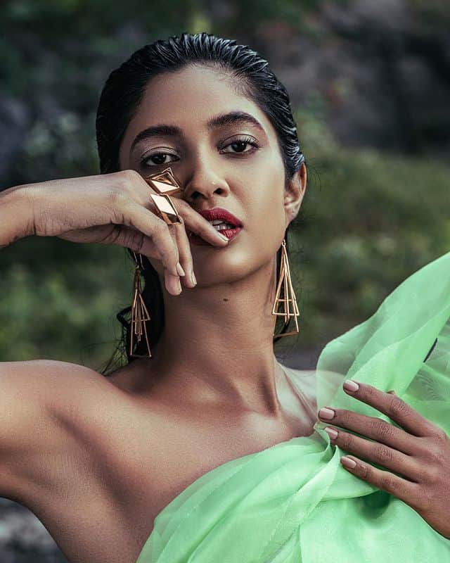 Keerthi pandiyan hot photos in ultra glamour dress