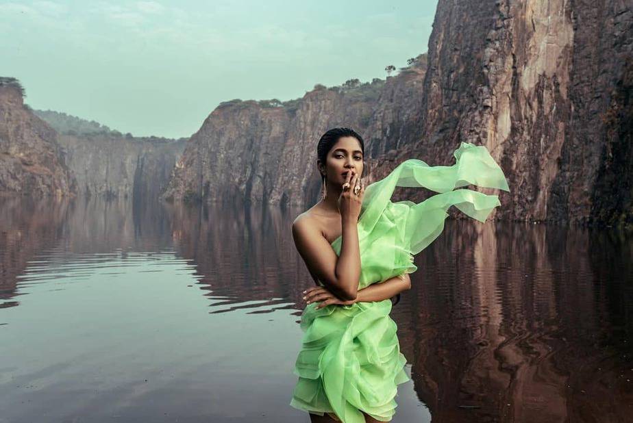 Keerthi pandiyan hot photos in ultra glamour dress