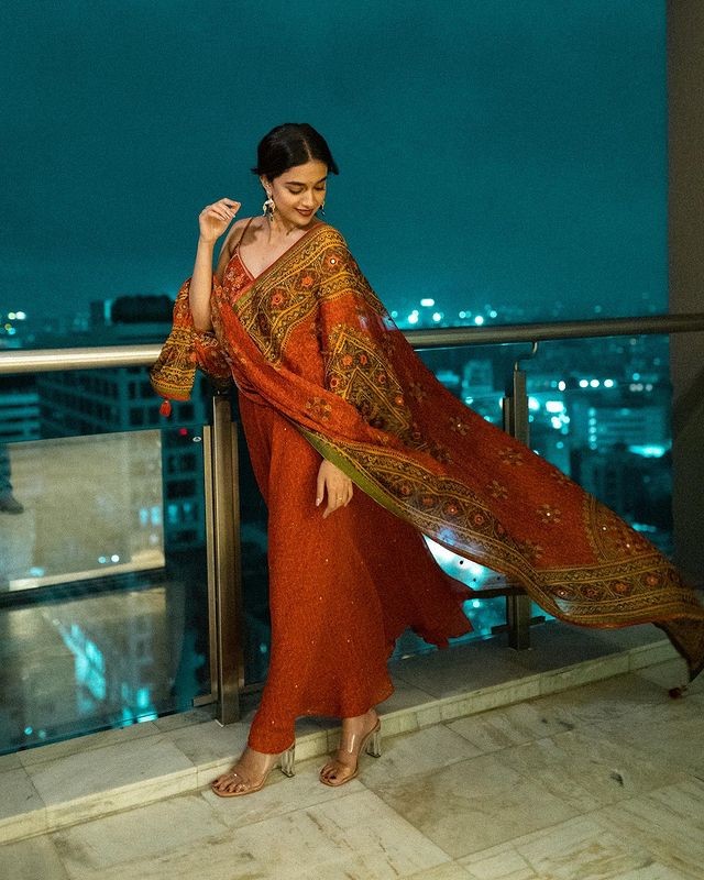 Keerthy suresh posing in chudithar dress pics viral