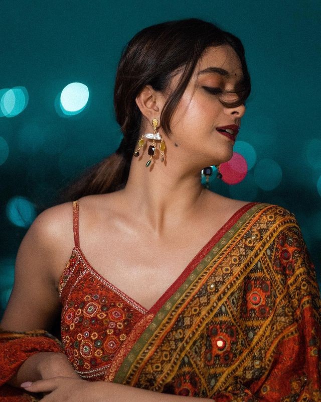 Keerthy suresh posing in chudithar dress pics viral