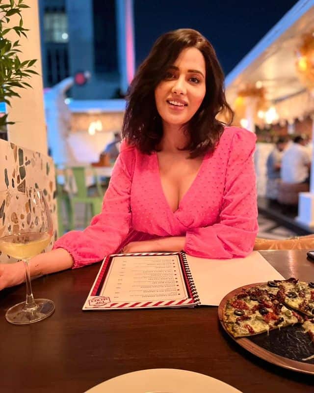 Raiza wilson hot photos showing glamour in deep neck top