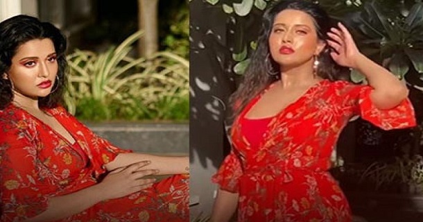 Raiza wilson hot photos showing glamour in deep neck top