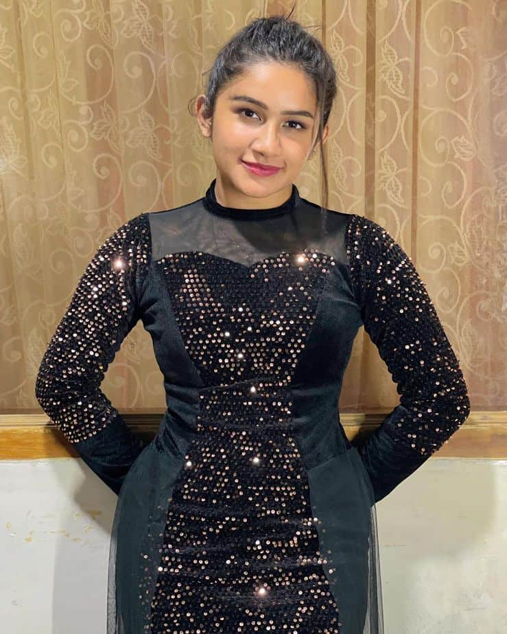 Raveena daha hot photos in short shining black dress