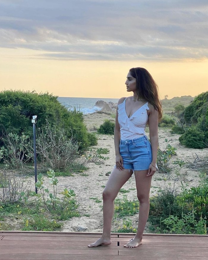 Reba monica john hot photos in beach area vacation pics