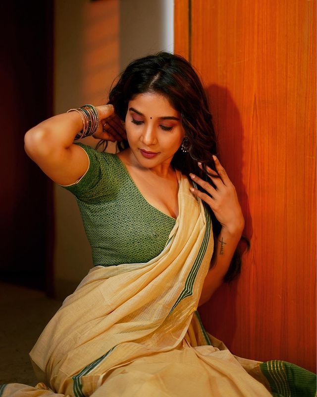 Sakshi agarwal too much glamour in traditional saree