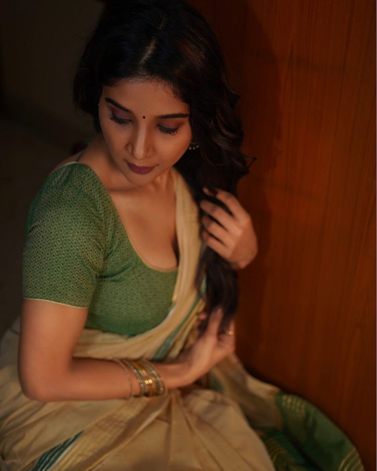 Sakshi agarwal too much glamour in traditional saree